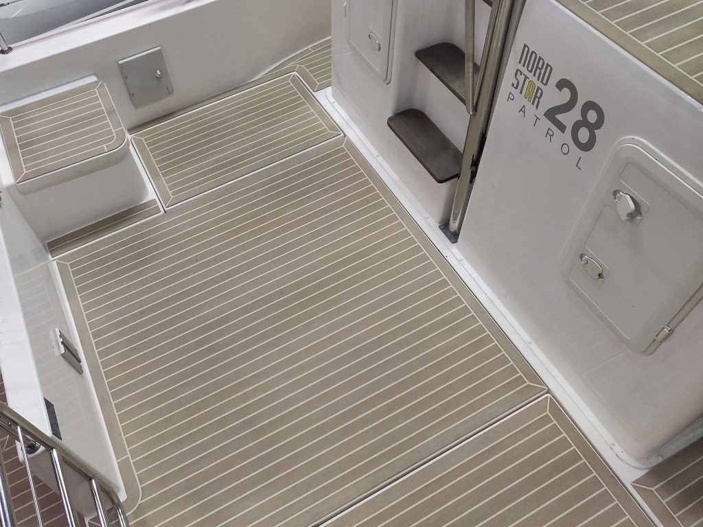 Nord Star 28 Patrol with a Flexiteek 2G deck in Faded with white caulking